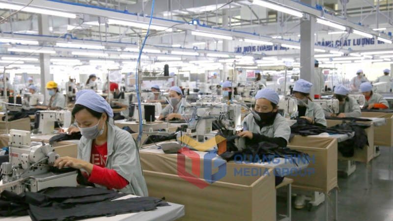 Sản xuất quần áo xuất khẩu tại Công ty TNHH Hoa Lợi Đạt Việt Nam (12-2018). Ảnh: Hữu Việt