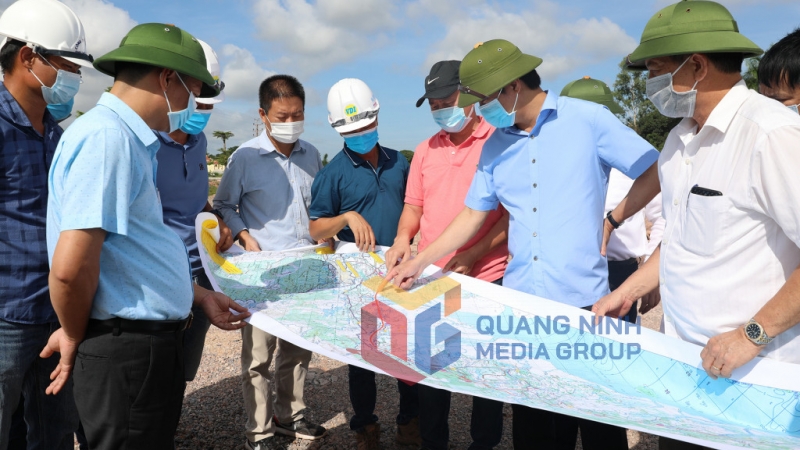 Chủ tịch UBND tỉnh Nguyễn Tường Văn kiểm tra giới tuyến cao tốc Vân Đồn - Móng Cái (7-2021). Ảnh: Đỗ Phương