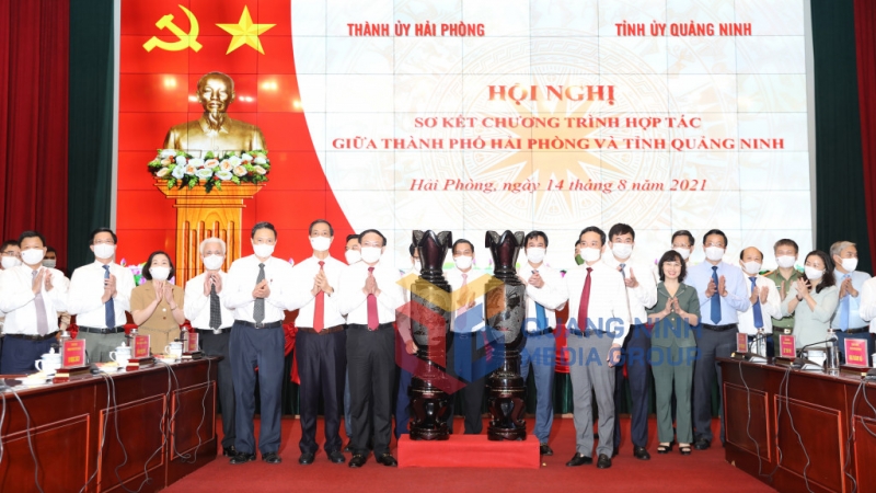 Ban Thường vụ Tỉnh ủy Quảng Ninh tặng quà lưu niệm cho Ban Thường vụ Thành ủy Hải Phòng (8-2021). Ảnh: Mạnh Trường
