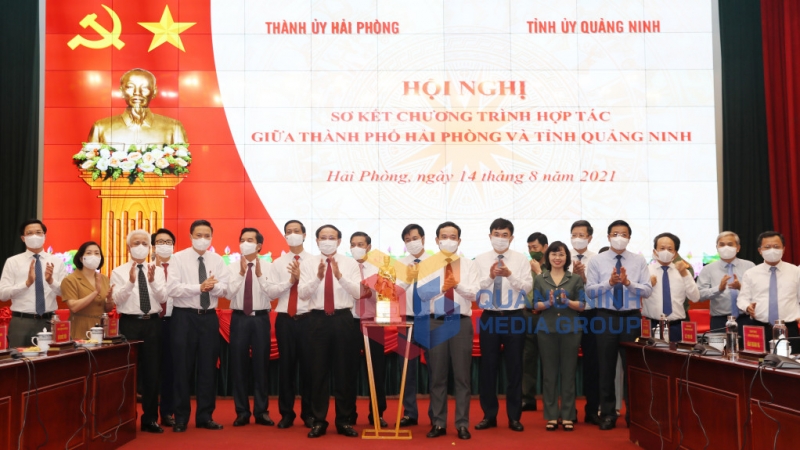 Ban Thường vụ Thành ủy Hải Phòng tặng quà lưu niệm cho Ban Thường vụ Tỉnh ủy Quảng Ninh (8-2021). Ảnh: Mạnh Trường