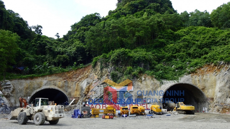 Thi công Hầm xuyên núi Hạ Long - Cẩm Phả dài 235m, với 2 ống hầm, mỗi ống 3 làn xe (8-2021). Ảnh: Đỗ Phương