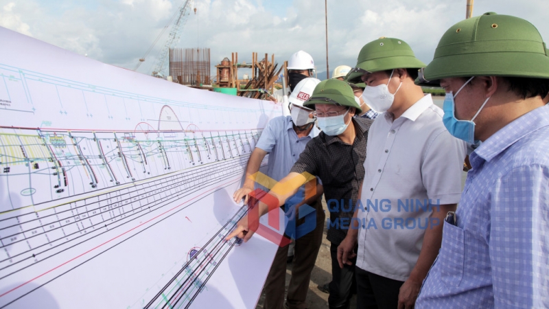 Chủ tịch UBND tỉnh Nguyễn Tường Văn kiểm tra tại dự án cầu Cửa Lục 3 (8-2021). Ảnh: Thành Công