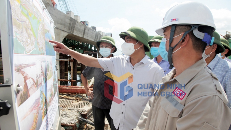 Chủ tịch UBND tỉnh Nguyễn Tường Văn kiểm tra tiến độ dự án cầu Cửa Lục 1 (8-2021). Ảnh: Thành Công