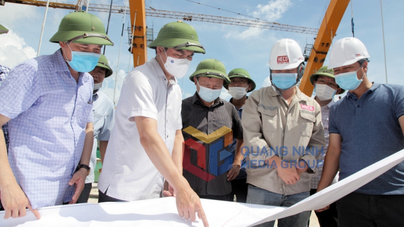 Chủ tịch UBND tỉnh Nguyễn Tường Văn yêu cầu đơn vị nhà thầu tập trung thực hiện đúng cam kết tiến độ, hoàn thành cầu Cửa Lục 1 vào cuối năm 2021 (8-2021). Ảnh: Thành Công
