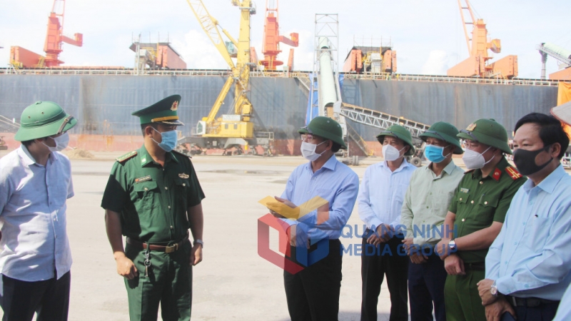 Bí thư Tỉnh ủy Nguyễn Xuân Ký kiểm tra các quy trình phòng dịch tại Cảng Quảng Ninh (8-2021). Ảnh: Thu Chung
