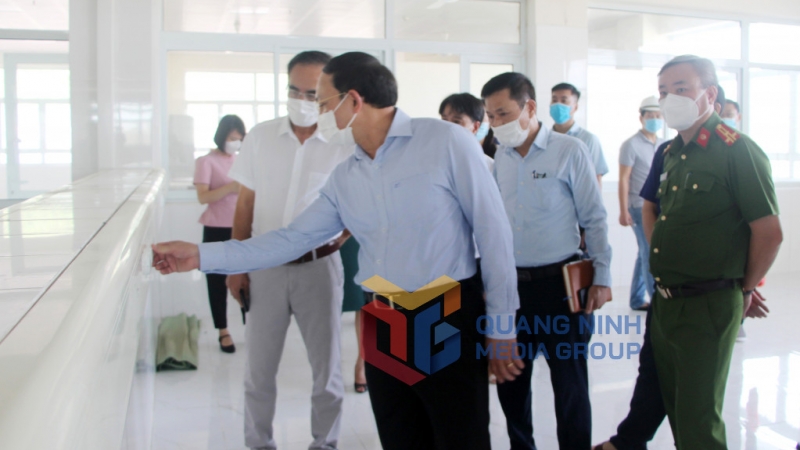 Bí thư Tỉnh ủy Nguyễn Xuân Ký kiểm tra trang thiết bị tại Bệnh viện Lão khoa (8-2021). Ảnh: Thu Chung