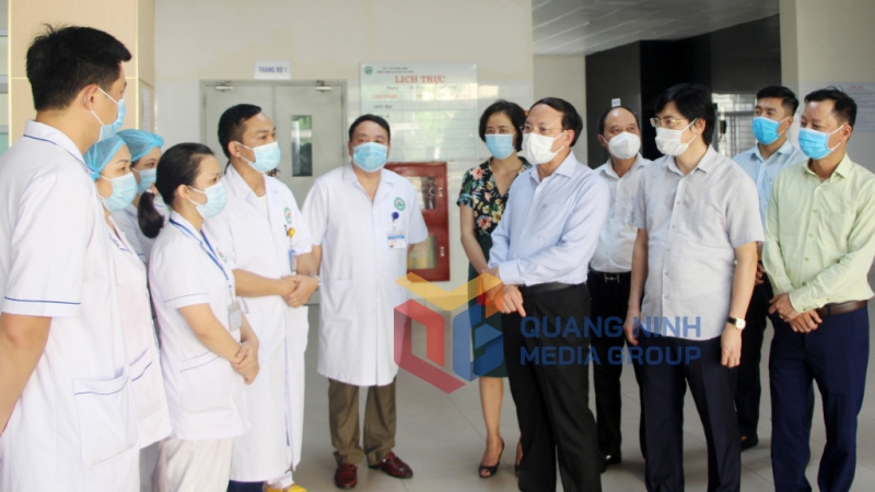 Bí thư Tỉnh ủy Nguyễn Xuân Ký trò chuyện với các y, bác sỹ tại Bệnh viện Đa khoa Hạ Long (8-2021). Ảnh: Thu Chung