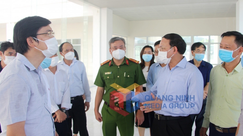 Bí thư Tỉnh ủy Nguyễn Xuân Ký yêu cầu lên phương án sẵn sàng về người, trang thiết bị, cơ chế vận hành y tế tại Bệnh viện Lão khoa (8-2021). Ảnh: Thu Chung