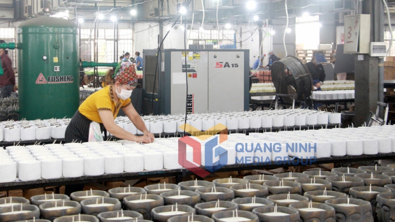 Sản xuất nến xuất khẩu tại Công ty TNHH MTV Nến nghệ thuật AIDI Việt Nam (KCN Việt Hưng, TP Hạ Long) (8-2021). Ảnh: Mạnh Trường