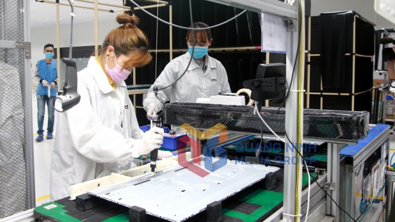Sản xuất thiết bị điện tử tại Nhà máy S-Việt Nam của Tập đoàn Foxconn (KCN Đông Mai, TX Quảng Yên) (8-2021). Ảnh: Mạnh Trường
