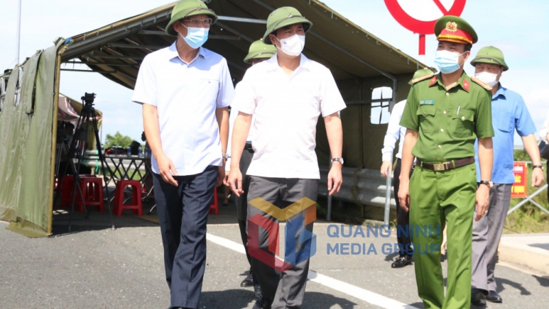 Chủ tịch UBND tỉnh Nguyễn Tường Văn đi kiểm tra hoạt động chốt kiểm soát phòng, chống dịch Covid-19 cầu Bạch Đằng (8-2021). Ảnh: Phạm Tăng