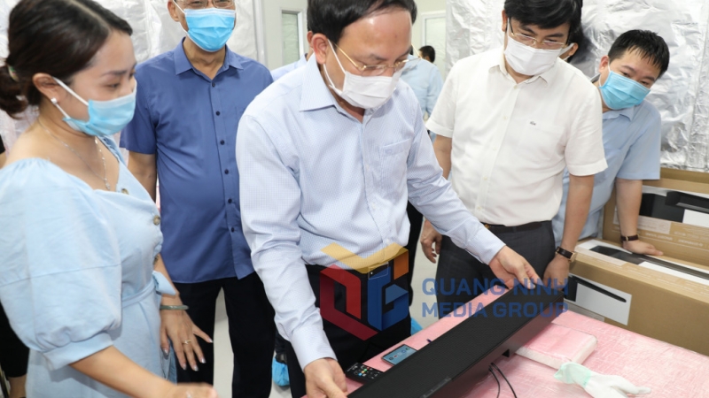 Bí thư Tỉnh ủy Nguyễn Xuân Ký kiểm tra công tác sản xuất hàng hóa công nghệ cao tại KCN Đông Mai (8-2021). Ảnh: Đỗ Phương