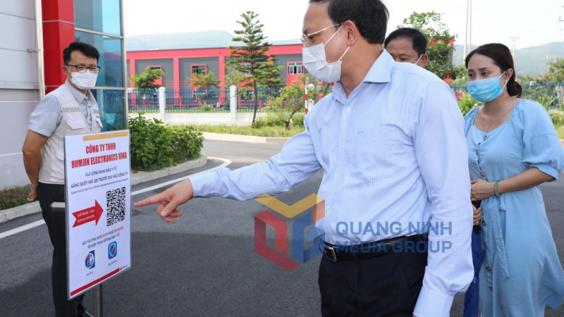 Bí thư Tỉnh ủy Nguyễn Xuân Ký kiểm tra khai báo y tế điện tử tại cổng vào Nhà máy Bumjin Electronics (8-2021). Ảnh: Đỗ Phương