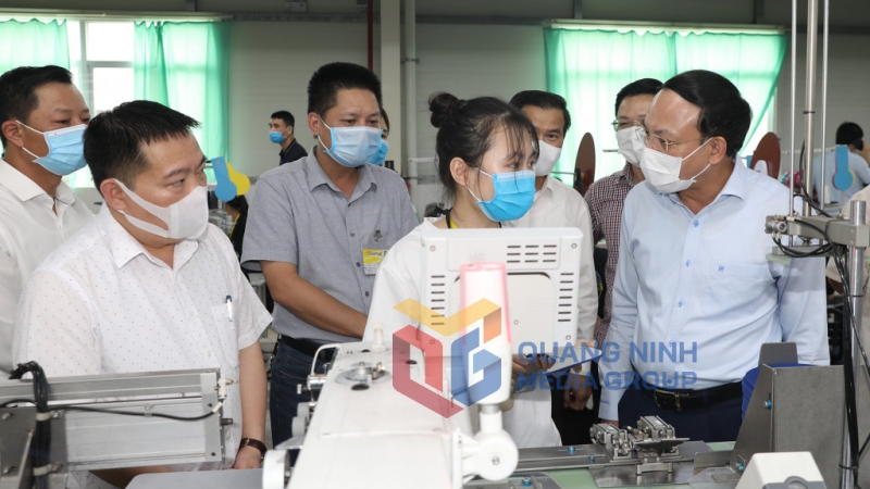 Bí thư Tỉnh uỷ Nguyễn Xuân Ký trò chuyện cùng công nhân Dự án may mặc của Công ty Weitai. Ảnh: Đỗ Phương
