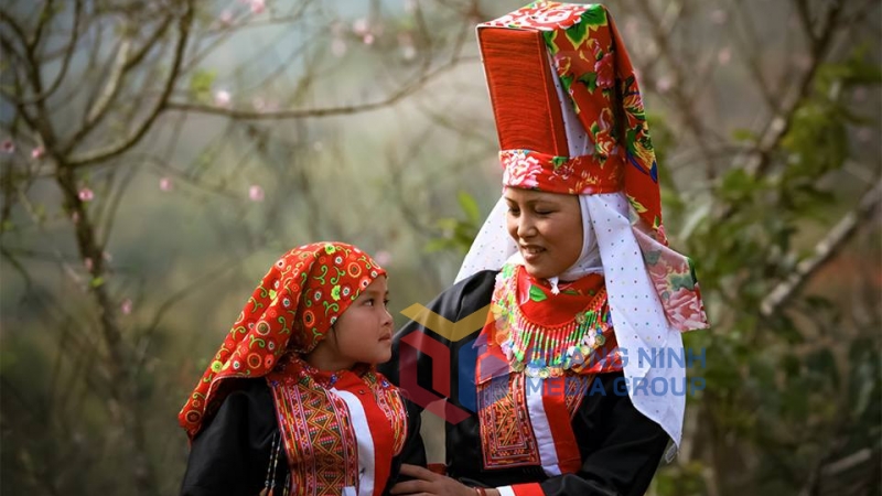 Hai mẹ con người Dao trong trang phục truyền thống (1-2018). Ảnh: Cấn Đình Loan (CTV)