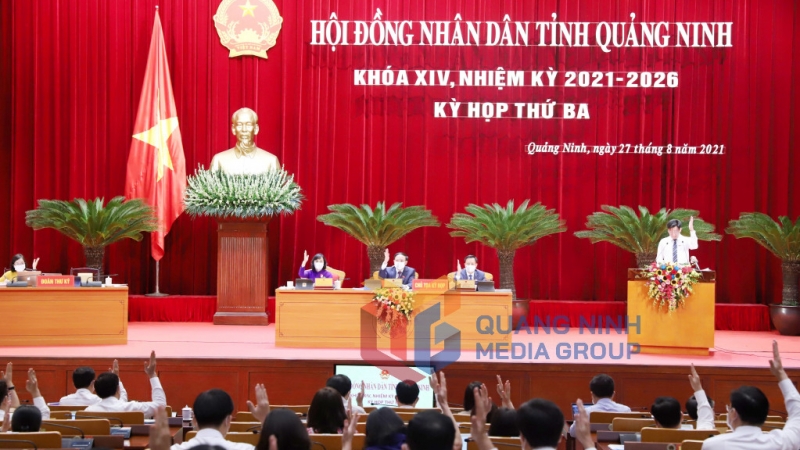 Các đại biểu HĐND tỉnh biểu quyết thông qua các Nghị quyết tại Kỳ họp (8-2021). Ảnh: Thu Chung