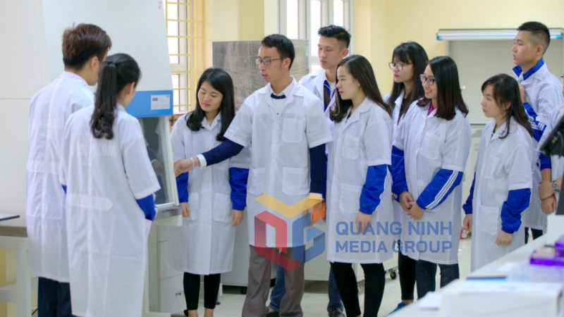 Một tiết học của sinh viên Trường Đại học Hạ Long (9-2021). Ảnh: Minh Hà