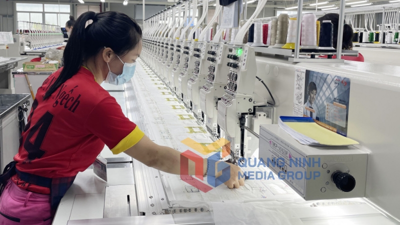 Sản xuất tại nhà máy Dệt may Weili Việt Nam (9-2021). Ảnh: Cao Quỳnh