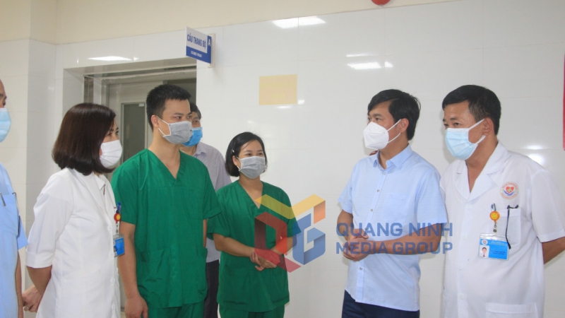 Đồng chí Nguyễn Tường Văn, Chủ tịch UBND tỉnh động viên cán bộ, y bác sĩ đang công tác tại Bệnh viện số 1 (9-2021). Ảnh: Mạnh Trường