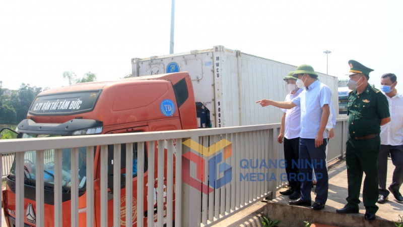 Đồng chí Nguyễn Tường Văn, Chủ tịch UBND tỉnh kiểm tra hoạt động thông quan tại Lối mở cầu phao tạm Km3+4 (9-2021). Ảnh: Mạnh Trường