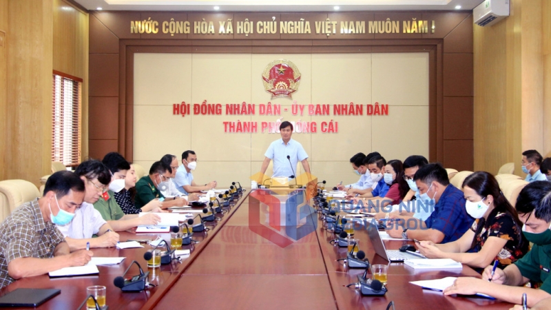 Đồng chí Nguyễn Tường Văn, Chủ tịch UBND tỉnh, phát biểu kết luận tại buổi làm việc với TP Móng Cái (9-2021). Ảnh: Mạnh Trường