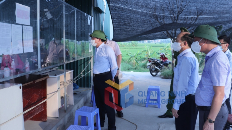 Bí thư Tỉnh ủy Nguyễn Xuân Ký kiểm tra tại chốt kiểm soát phòng chống dịch tại Cầu Triều (TX Đông Triều) (9-2021). Ảnh: Lưu Linh