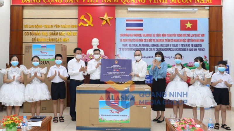 Đại sứ Đặc mệnh toàn quyền Vương quốc Thái Lan tại Việt Nam tặng quà Cơ sở Bảo trợ và chăm sóc trẻ em có hoàn cảnh đặc biệt tỉnh Quảng Ninh (9-2021). Ảnh: Đỗ Phương