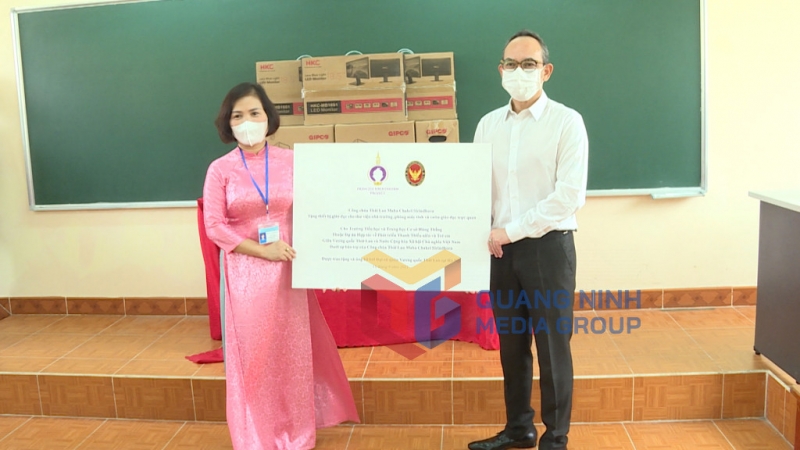 Đại sứ Đặc mệnh toàn quyền Vương quốc Thái Lan tại Việt Nam trao tặng thiết bị giáo dục cho Trường TH&THCS Hùng Thắng (TP Hạ Long). Ảnh: Minh Nguyệt