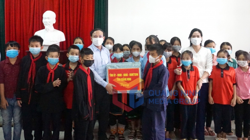 Bí thư Tỉnh ủy Nguyễn Xuân Ký tặng quà Tết Trung thu cho các em học sinh nhà trường (9-2021). Ảnh: Thu Chung