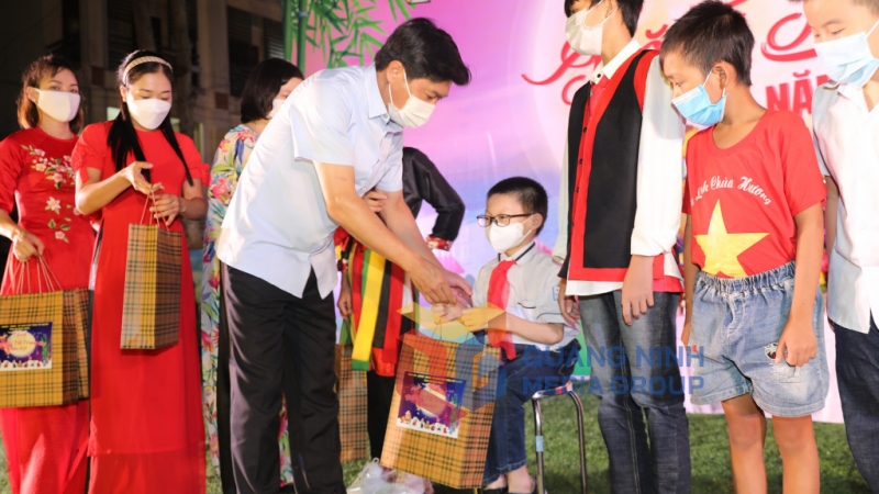 Chủ tịch UBND tỉnh Nguyễn Tường Văn tặng quà cho học sinh có hoàn cảnh khó khăn (9-2021). Ảnh: Đỗ Phương