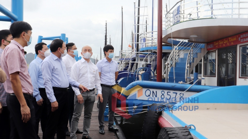 Bí thư Tỉnh ủy Nguyễn Xuân Ký kiểm tra tại Cảng tàu khách Quốc tế Hạ Long (9-2021). Ảnh: Lưu Linh