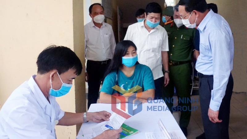 Bí thư Tỉnh ủy Nguyễn Xuân Ký kiểm tra công tác tiêm chủng vắc xin phòng Covid-19 tại điểm tiêm xã Nam Sơn, huyện Ba Chẽ (9-2021). Ảnh: Thu Chung