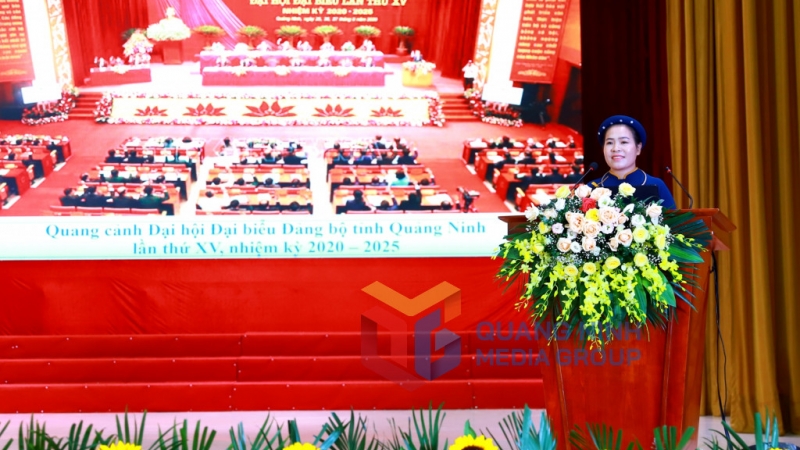 Thí sinh Hà Thị Chướng (Đảng bộ huyện Bình Liêu) trả lời câu hỏi của Ban Giám khảo (8-2021). Ảnh: Hằng Ngần