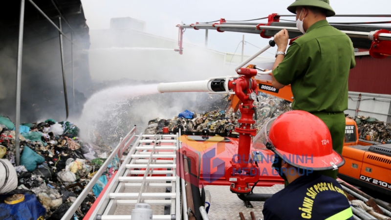 CSCS Đội CC&CNCH khu vực trung tâm (Phòng Cảnh sát PCCC&CNCH, Công an tỉnh) chữa cháy kho chứa rác công nghiệp của Công ty CP Sản xuất và Kinh doanh thép Minh Toàn (CCN Hà Khánh (TP Hạ Long), ngày 13-9-2021. Ảnh: Hằng Ngần