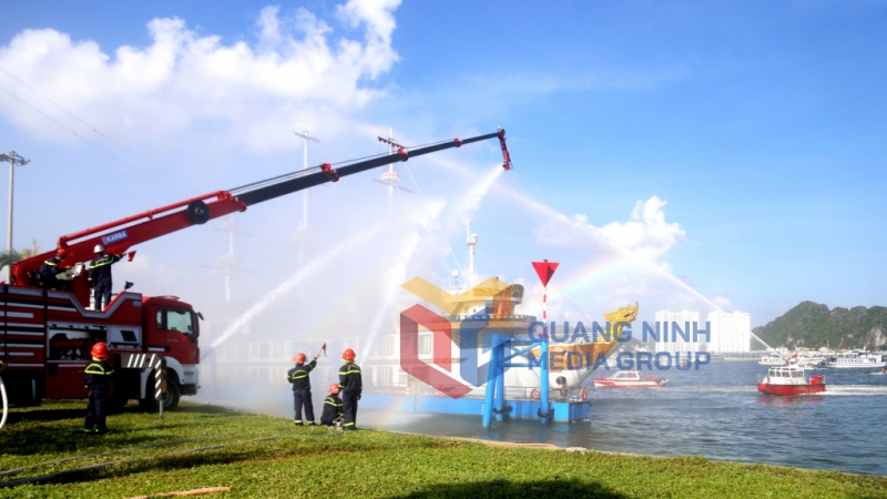 Phòng Cảnh sát PCCC&CNCH (Công an tỉnh) sử dụng xe cần vươn mới được trang cấp tham gia thực tập phương án chữa cháy nhiều lực lượng tại Cảng tàu khách quốc tế Hạ Long (7-2021). Ảnh: Hằng Ngân