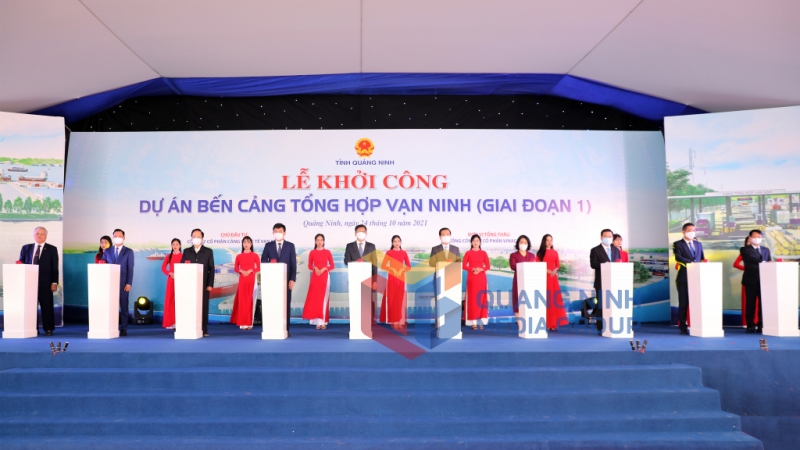 Các đồng chí lãnh đạo Bộ GTVT, tỉnh Quảng Ninh và chủ đầu tư dự án bấm nút khởi công Bến cảng tổng hợp Vạn Ninh (10-2021). Ảnh: Đỗ Phương
