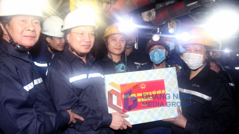 Bí thư Tỉnh ủy Nguyễn Xuân Ký tặng quà cho các công nhân lao động tại lò chợ cơ giới hóa 41104 mức -240m, Công ty CP Than Núi Béo (10-2021). Ảnh: Mạnh Trường