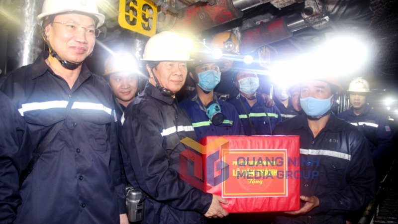 Phó Thủ tướng Chính phủ Lê Văn Thành, tặng quà công nhân làm việc tại lò chợ cơ giới hóa 41104 mức -240m, Công ty CP Than Núi Béo (10-2021). Ảnh: Mạnh Trường