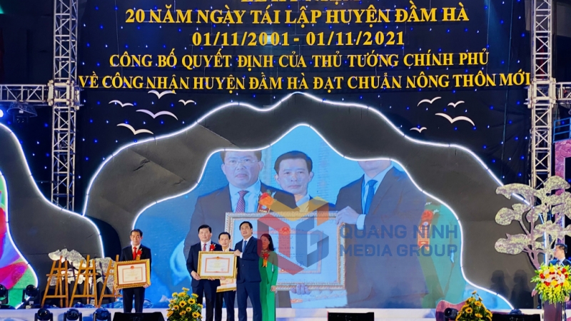 Đồng chí Trần Việt Dũng, Phó Bí thư Huyện ủy, Chủ tịch UBND huyện Đầm Hà, nhận Bằng khen của Thủ tướng Chính phủ (11-2021). Ảnh: Mai Linh