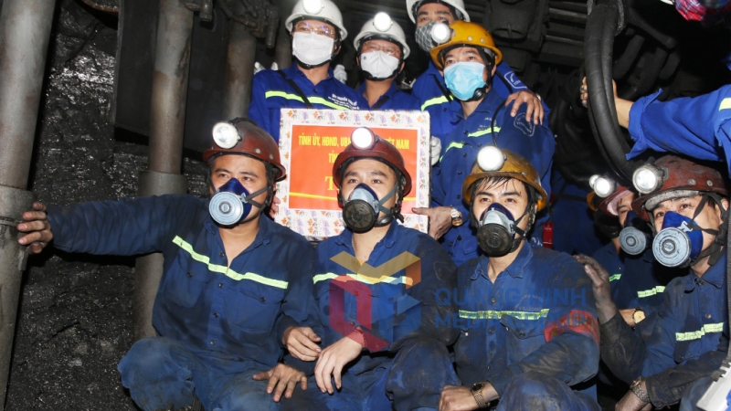 Bí thư Tỉnh ủy Nguyễn Xuân Ký tặng quà cho công nhân thợ lò đang làm việc tại Phân xưởng khai thác 7 (Công ty CP Than Vàng Danh) (11-2021). Ảnh: Thu Chung
