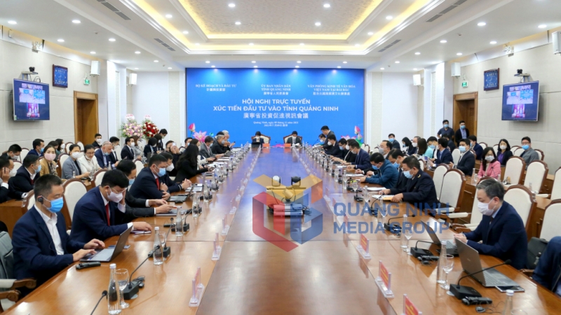 Điểm cầu UBND tỉnh Quảng Ninh có sự tham gia của nhiều đại diện các sở, ngành của tỉnh; chủ đầu tư các khu công nghiệp trên địa bàn tỉnh. Ảnh: Minh Hà
