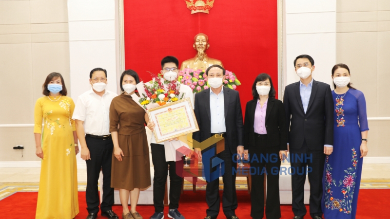 Các đồng chí lãnh đạo tỉnh Quảng Ninh tặng hoa chúc mừng Nguyễn Hoàng Khánh, nhà vô địch Olympia 21 (11-2021). Ảnh: Đỗ Phương