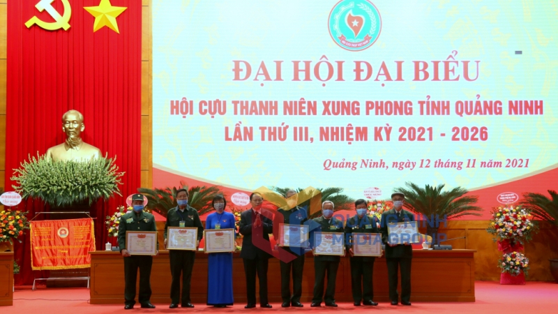 Các tập thể, cá nhân có thành tích xuất sắc trong hoạt động Hội nhiệm kỳ 2015 - 2020 được nhận Bằng khen của Trung ương Hội Cựu Thanh niên xung phong. Ảnh: Minh Hà