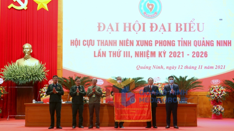 Hội Cựu Thanh niên xung phong tỉnh đón nhận Cờ lưu niệm của Trung ương Hội Cựu Thanh niên xung phong. Ảnh: Minh Hà