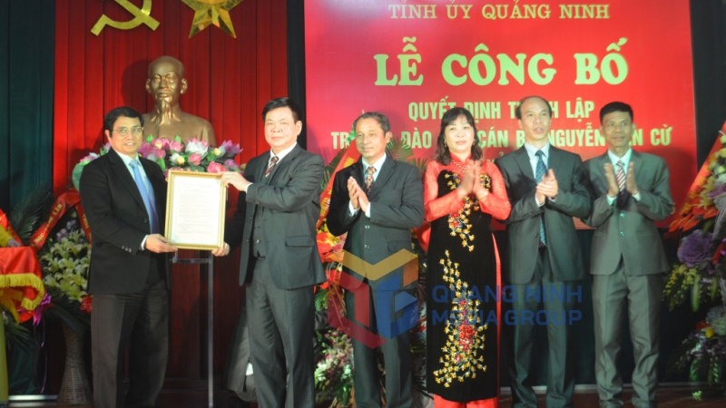 Bí thư trao Quyết định thành lập Trường đào tạo cán bộ Nguyễn Văn Cừ  tỉnh Quảng Ninh (24-1-2015)