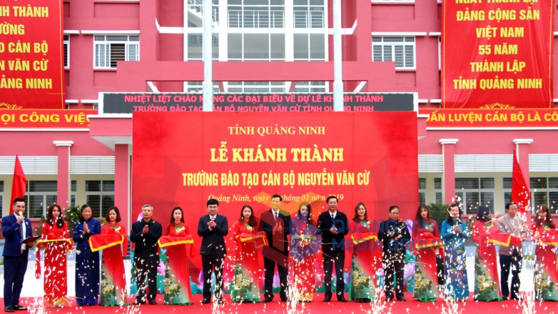 Các đại biểu cắt băng khánh thành Trường Đào tạo cán bộ Nguyễn Văn Cừ (17-1-2019). Ảnh: Nguyễn Dung