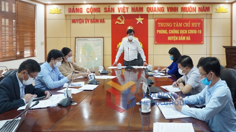 Chủ tịch UBND tỉnh Nguyễn Tường Văn chỉ đạo tại buổi làm việc (11-2021). Ảnh: Nguyễn Thanh