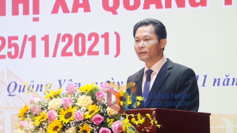 Đồng chí Hồ Văn Vịnh, Bí thư Thị ủy Quảng Yên, đọc diễn văn tại lễ kỷ niệm (11-2021). Ảnh: Thu Chung