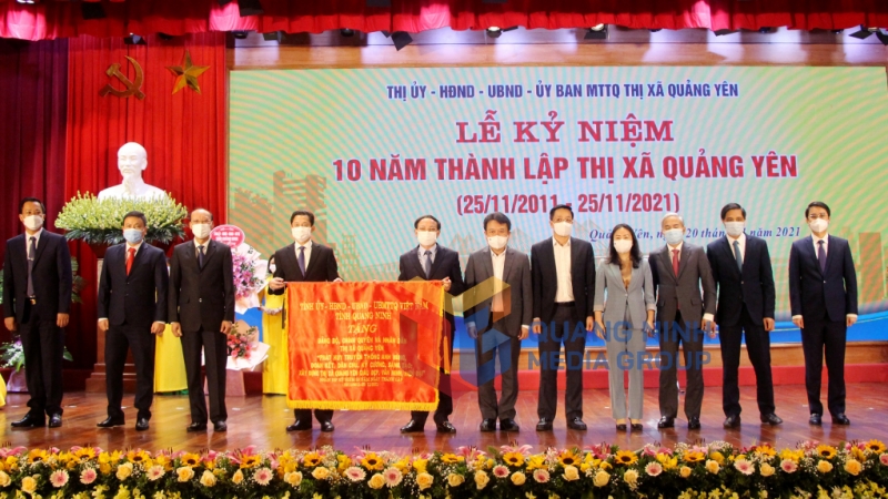 Tỉnh ủy, HĐND, UBND, Ủy ban MTTQ tỉnh tặng Bức trướng cho Đảng bộ, chính quyền và nhân dân TX Quảng Yên (11-2021). Ảnh: Thu Chung