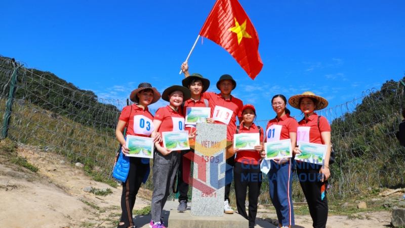 Du khách vui mừng nhận giấy chứng nhận hoàn thành cung đường leo núi và check-in tại mốc 1305 (11-2021). Ảnh: Nguyễn Dung